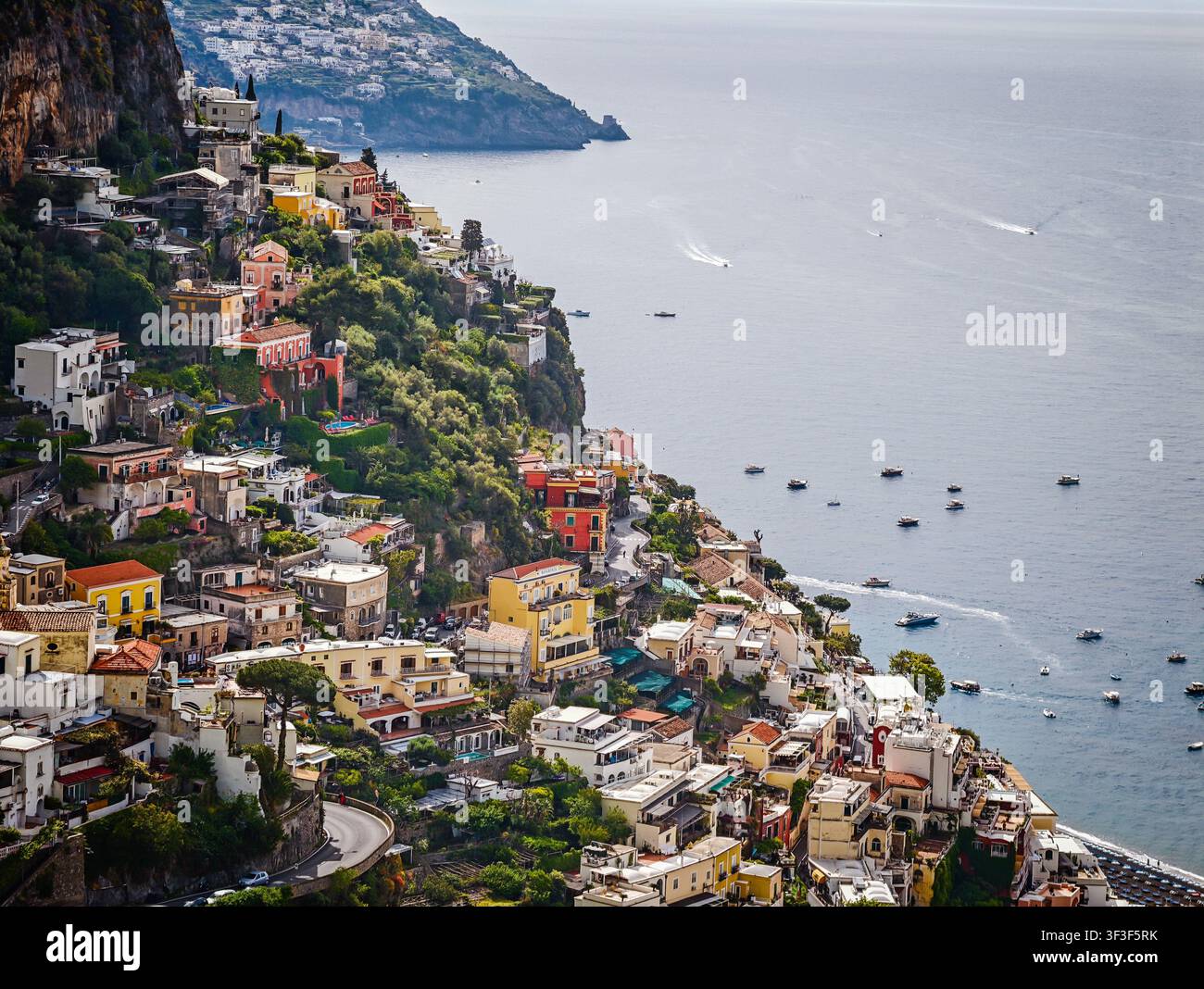 Panorama aérien époustouflant par drone de Positano sur la côte amalfitaine, en Italie, maisons colorées sur les collines, falaises dramatiques et la mer Méditerranée Banque D'Images