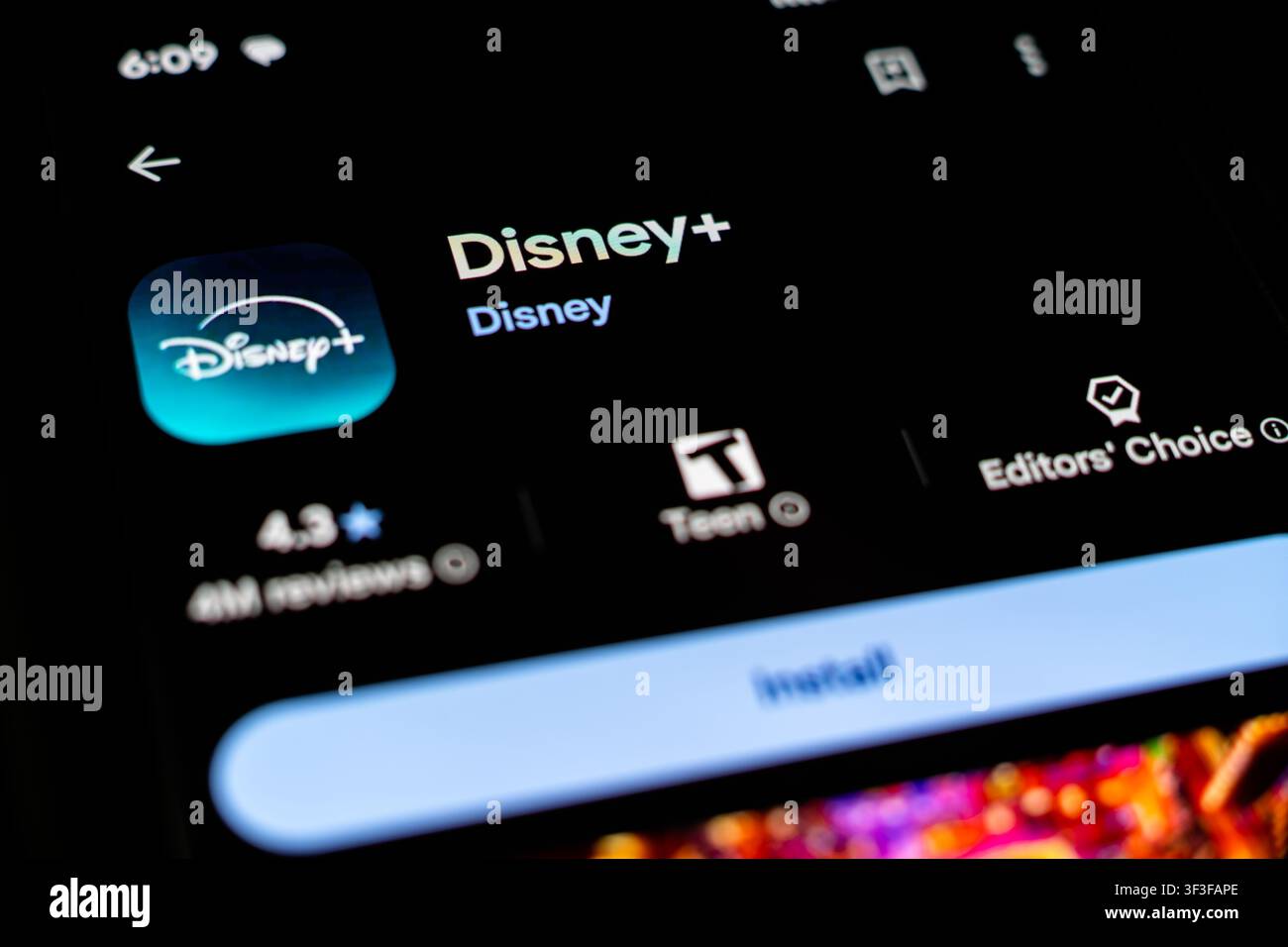Application de streaming Disney+ par Disney affichée sur un écran de smartphone dans la liste Google Play Store Banque D'Images
