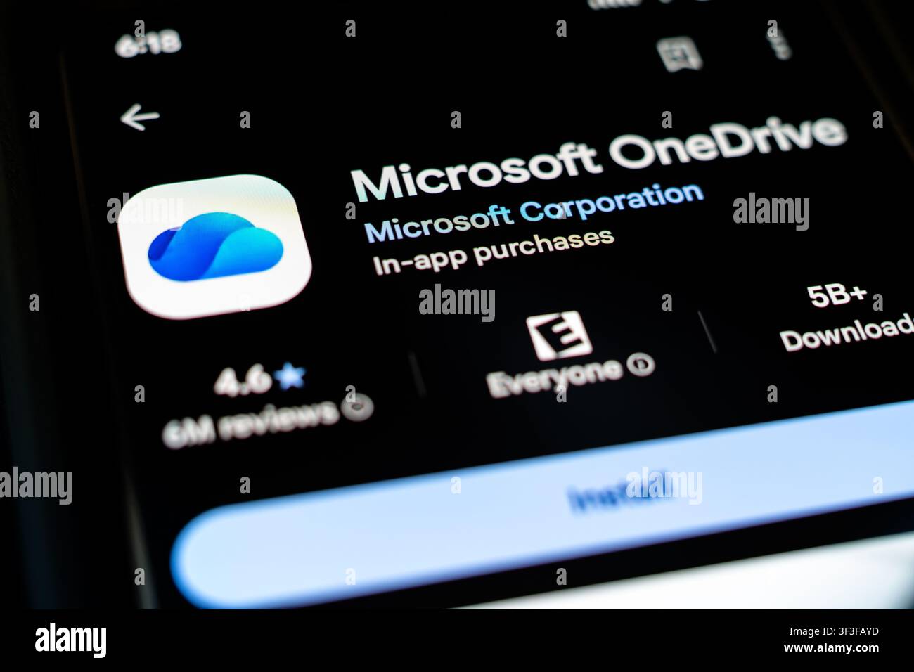 Application Microsoft OneDrive de stockage dans le cloud par Microsoft Corporation affichée sur un écran de smartphone dans la fiche Google Play Store Banque D'Images