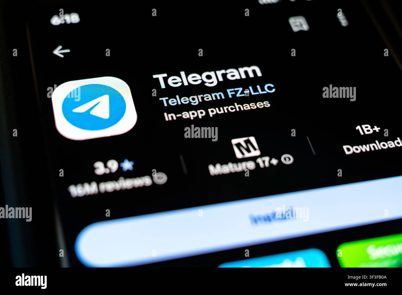 Application de messagerie Telegram de Telegram FZ LLC affichée sur un écran de smartphone dans la liste Google Play Store Banque D'Images