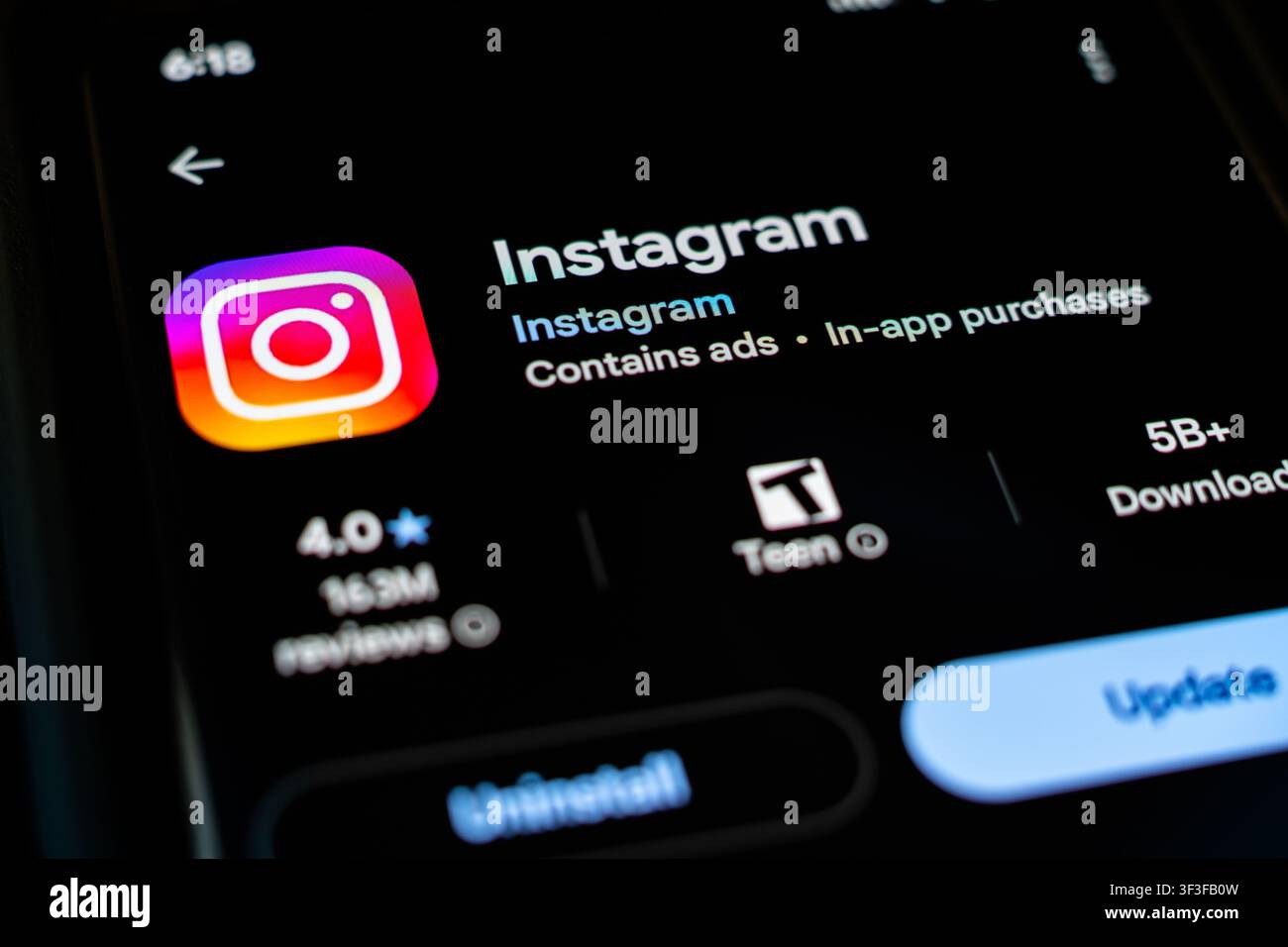 Application de médias sociaux Instagram par Instagram affichée sur l'écran du smartphone dans la liste Google Play Store Banque D'Images