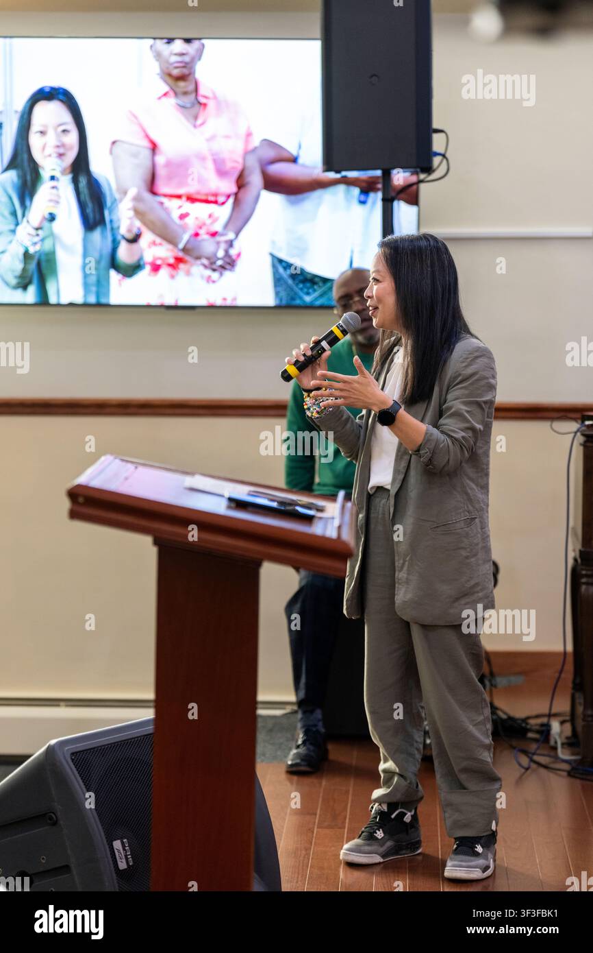 Francesca Hong, représentante de l'État du Wisconsin et candidate à la fonction de gouverneure, parle dans un microphon à côté d'un podium Banque D'Images