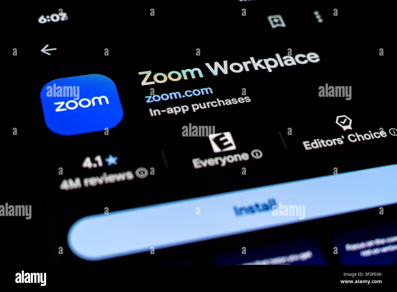 Affichage de la liste des applications Zoom Workplace sur l'écran d'un smartphone dans le Google Play Store Banque D'Images