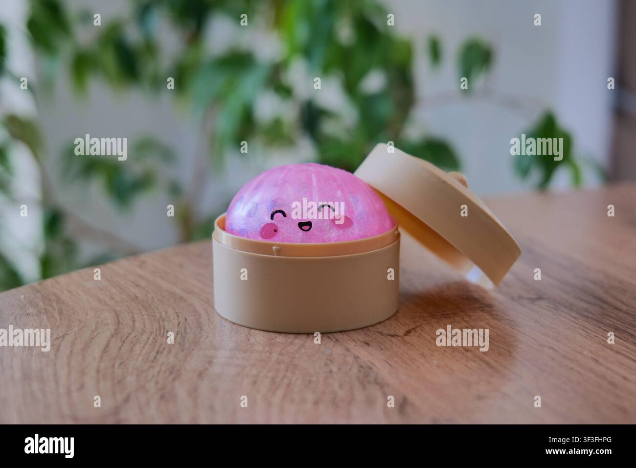 Jouet anti-stress mignon en forme de dumpling rose dans un plat recouvert Banque D'Images