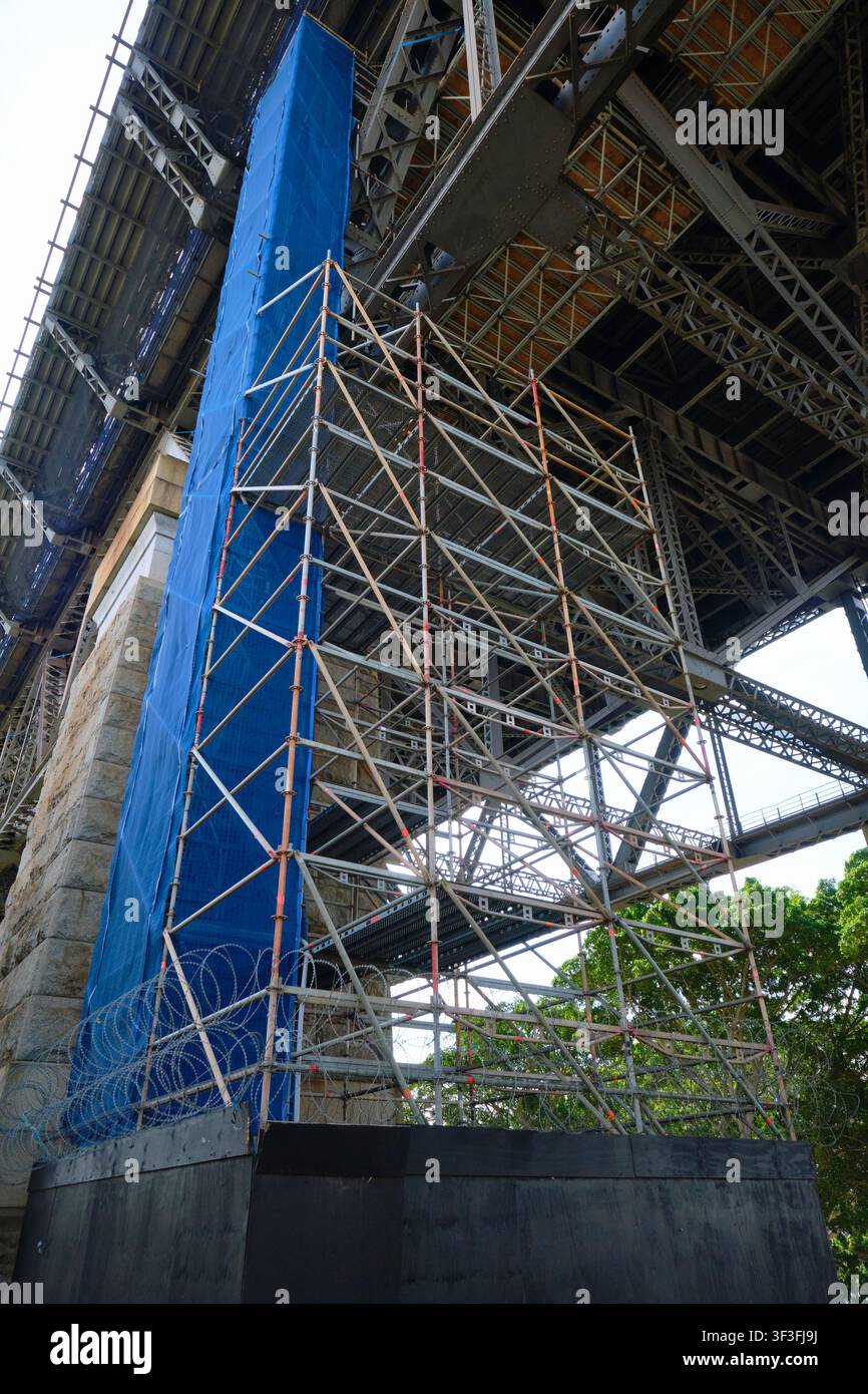 Échafaudage et construction sur les poutres d'approche du côté de la ville dans le Dawes Point Park. Au Sydney Harbour, Harbour Bridge en NSW, Australie. Banque D'Images
