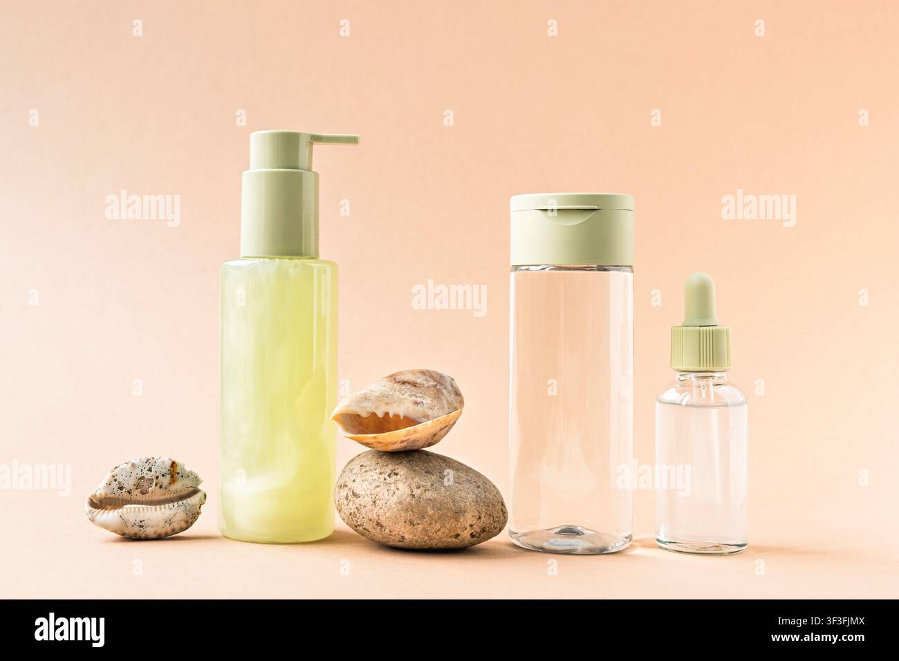 Produits cosmétiques naturels minimalistes disposés avec des coquillages et du pierre-pomice. Représentant la beauté biologique, le bien-être, les soins personnels Banque D'Images