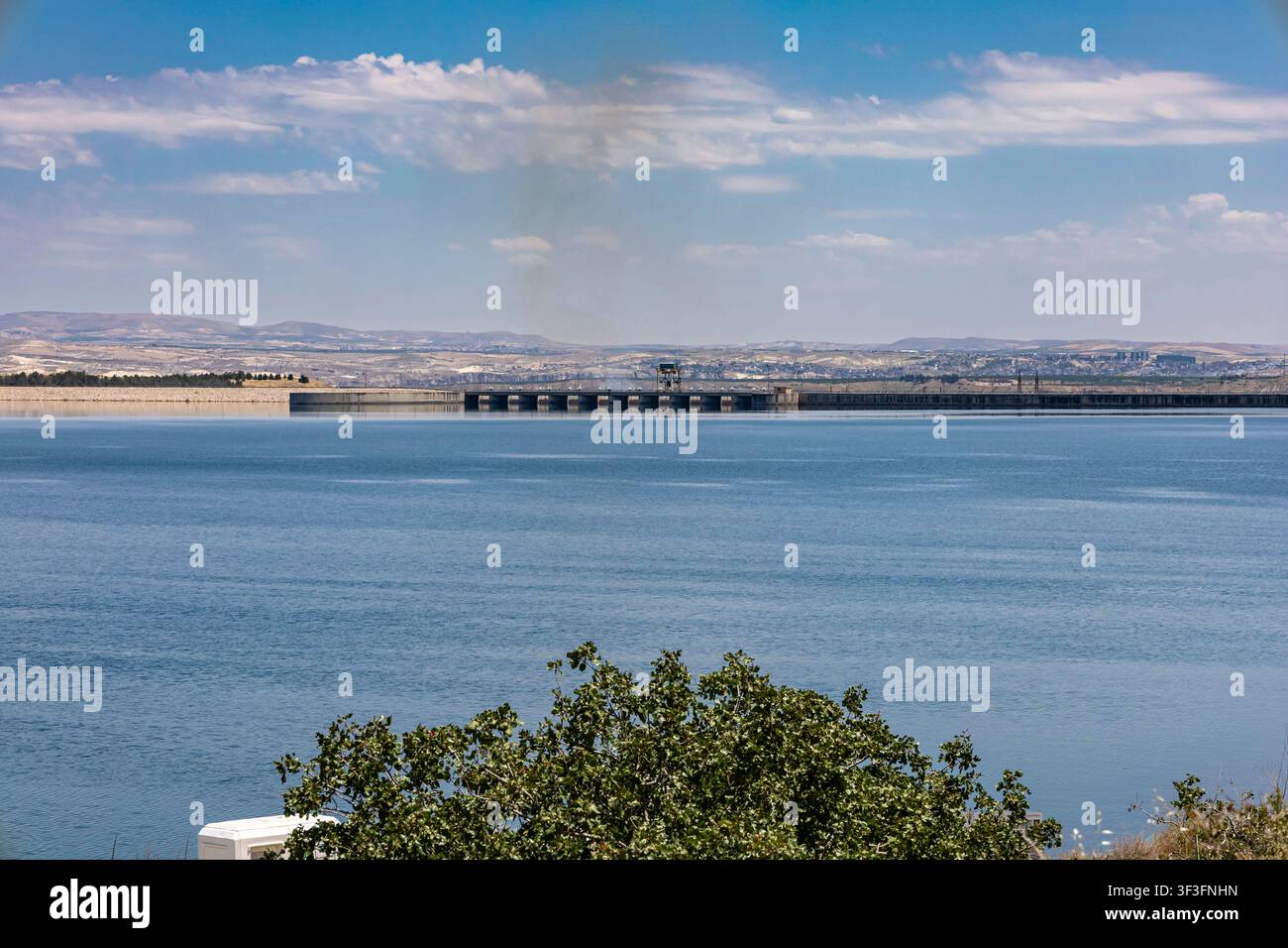 Vue lointaine du barrage de Birecik (côté Sanliurfa), fleuve Euphrate, près de la ville antique de Zeugma, Zeugma, Belkis, province de Gaziantep, Turquie, Anatolie, Asie Banque D'Images
