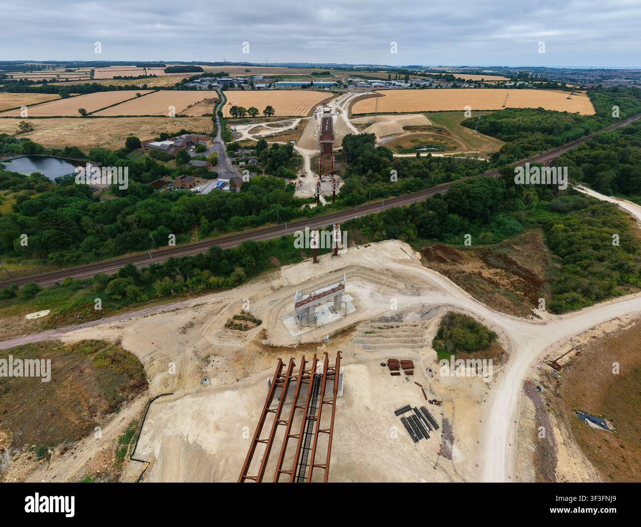 Vue aérienne du chantier de construction du pont de la route de décharge sud de Grantham présentant des poutres en acier et des supports en béton au-dessus de la voie ferrée à Grant Banque D'Images