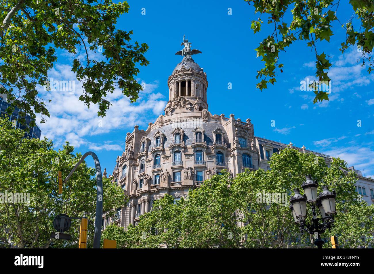 Le Dôme et les Statues supérieures de La Union et El Fenix sur le Passeig de Gracia, un immeuble résidentiel et de bureaux à Barcelone, Espagne Banque D'Images