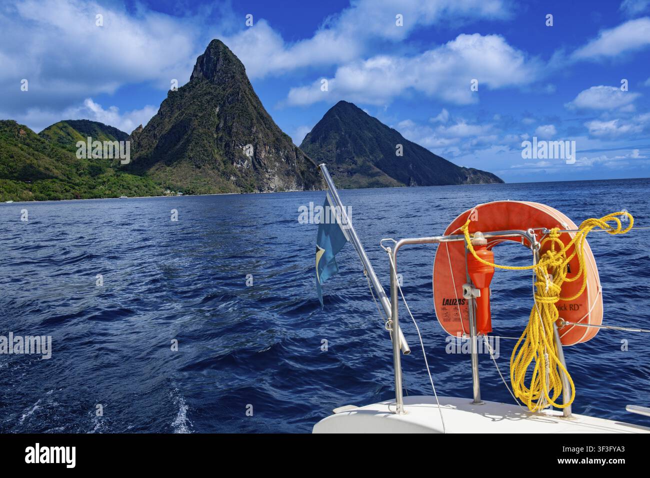 Petit Piton et Gros Piton – sommets montagneux, Soufriere, Sainte-Lucie, Petites Antilles, Caraïbes Banque D'Images