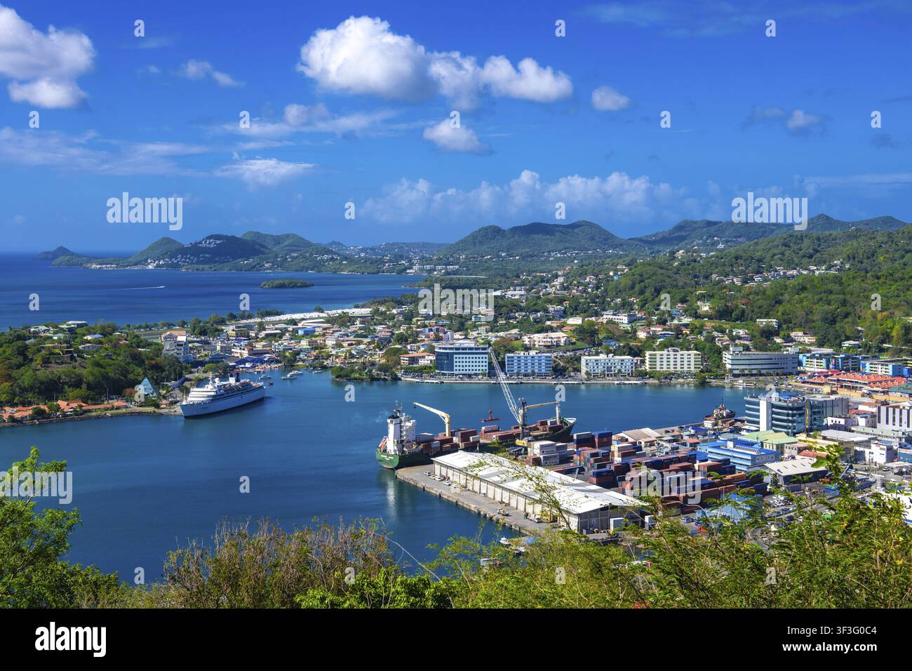 Port avec navire de croisière, Castries, Sainte-Lucie, Petites Antilles, Caraïbes Banque D'Images