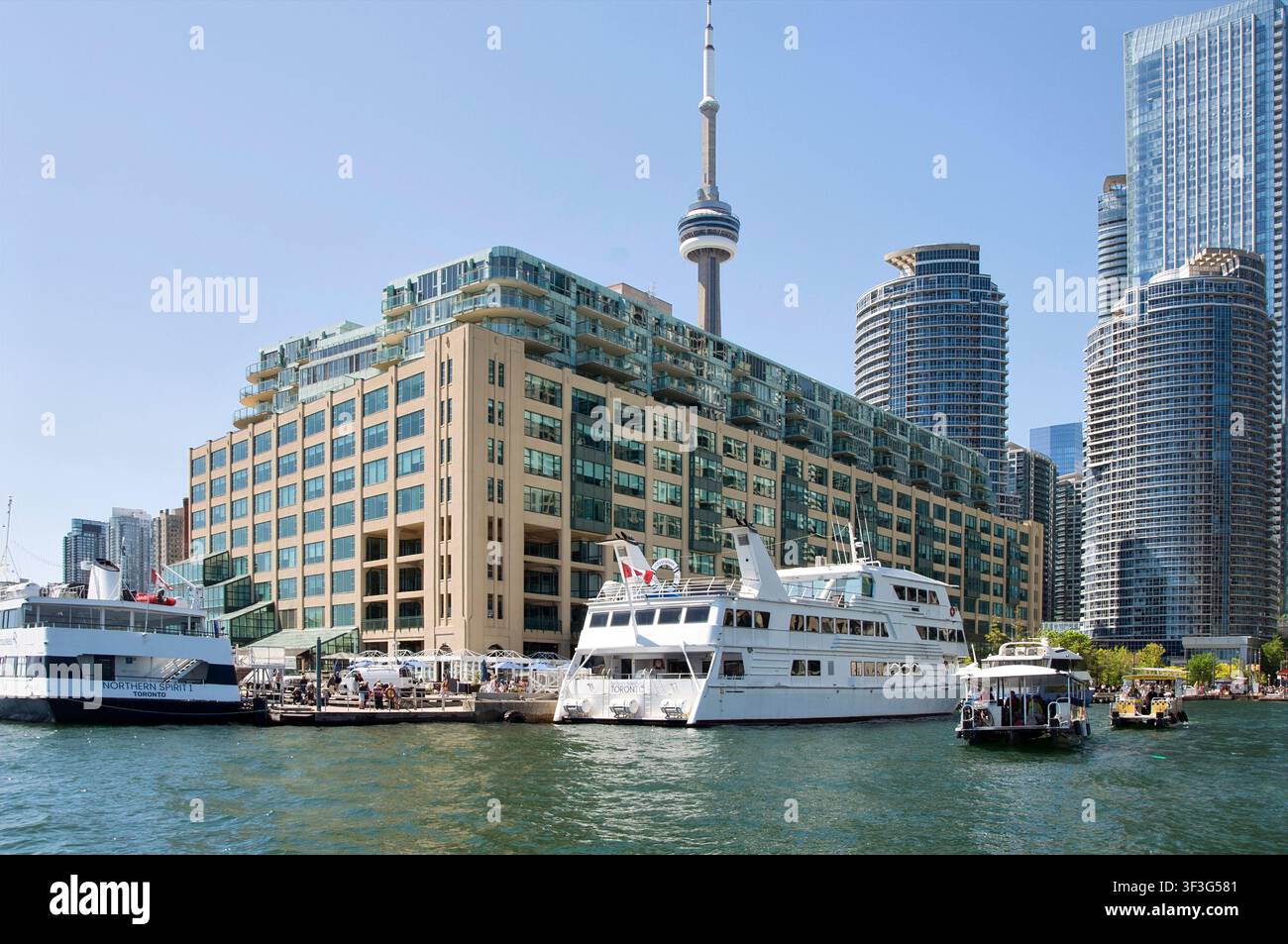 TORONTO, ONTARIO, CANADA - 30 MAI 2026 : Torontoesplanade. Skyline de Toronto avec la tour CN, le terminal Queens Quay et les navires de croisière amarrés au Harbourfront Banque D'Images