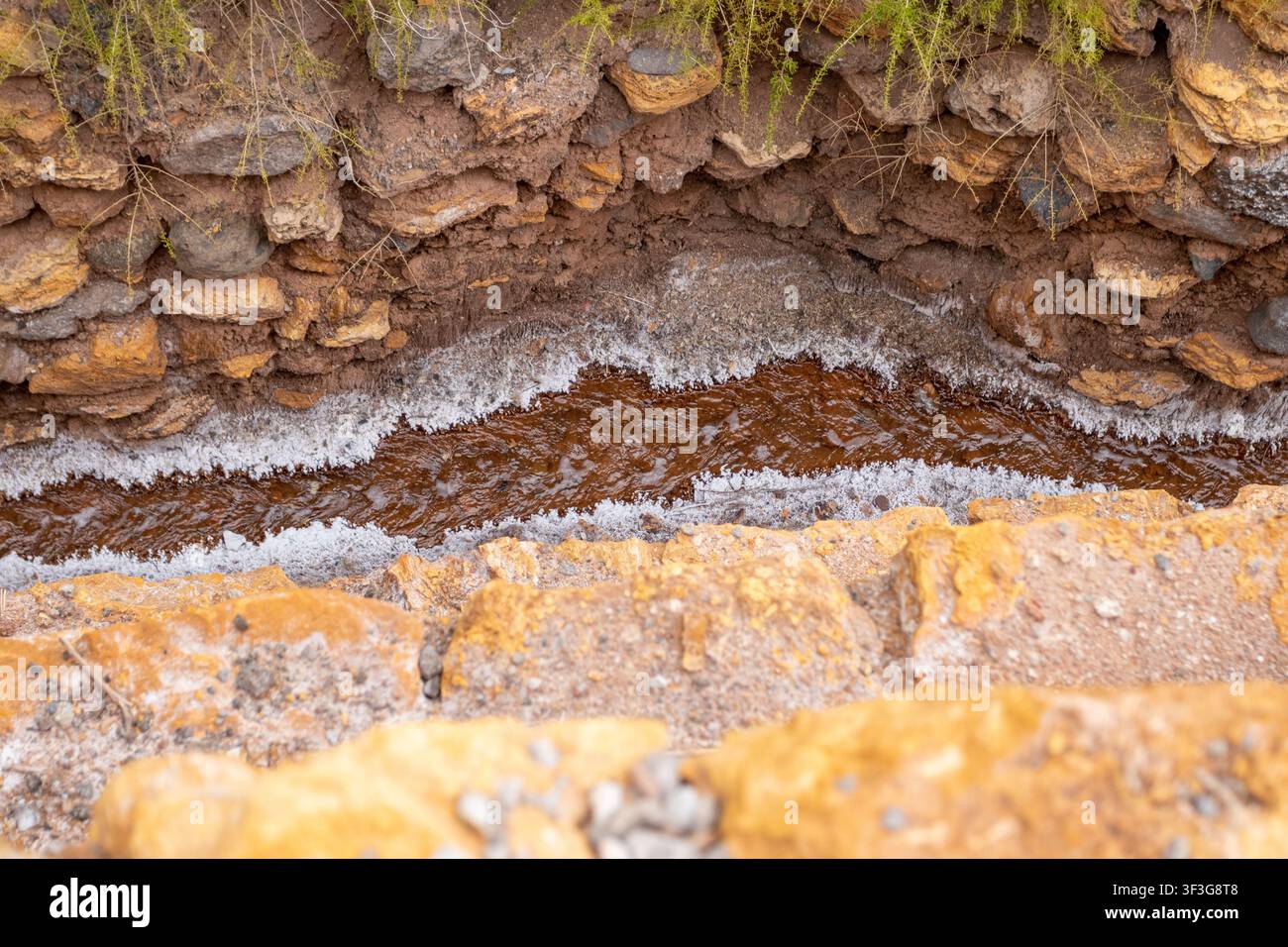 Vue des bassins d'évaporation de sel à Maras avec de l'eau riche en minéraux et des dépôts de sel cristallin le long des terrasses bordées de pierres à Cusco, Cusco, Pérou Banque D'Images