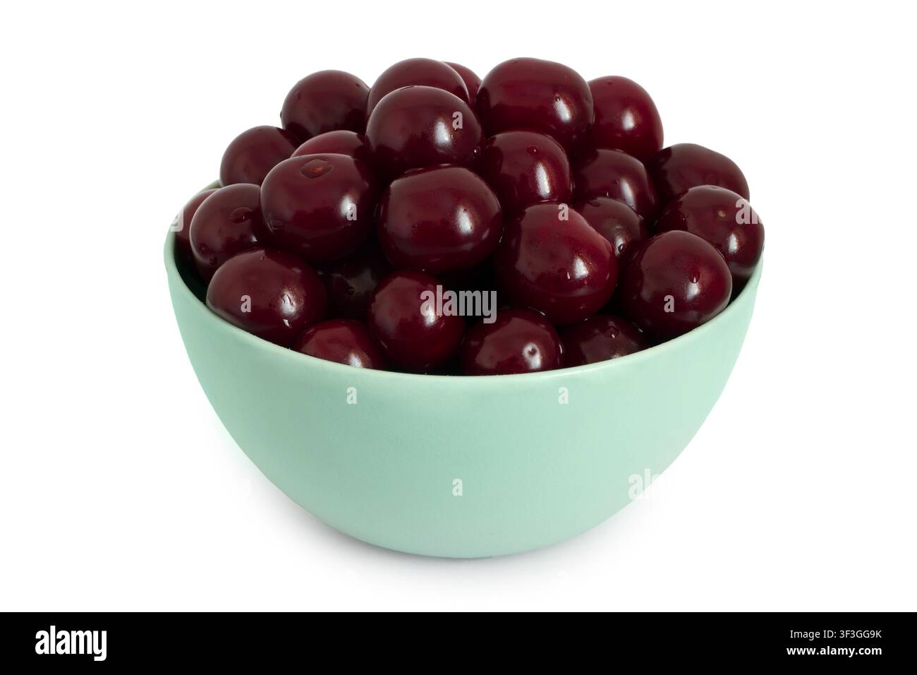 Un bol de cerises mûres sur fond blanc. Des cerises noires fraîches sont isolées. Banque D'Images