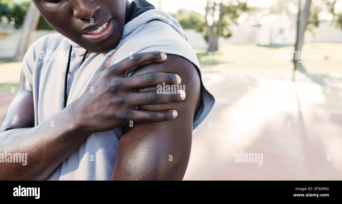 Fitness, douleurs de la main et de l'épaule avec un homme noir en plein air pour un entraînement cardio ou une fatigue d'entraînement. Exercice, blessure et inflammation musculaire avec un coureur en Banque D'Images