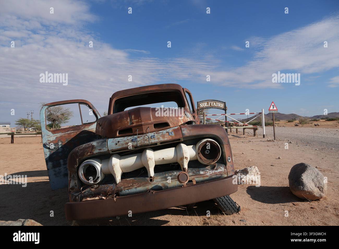 Camion Ford abandonné vintage à Solitaire dans le désert du Namib, Namibie Banque D'Images