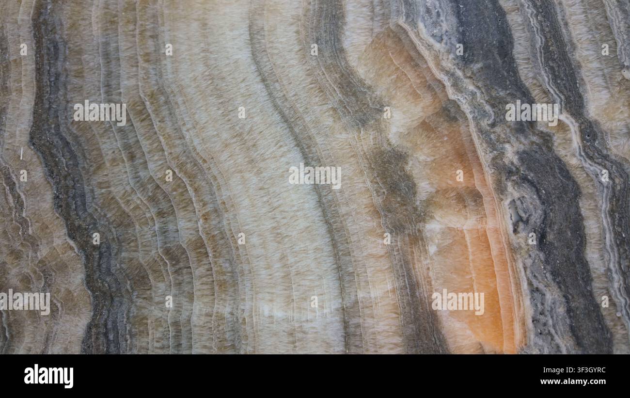 Surface en marbre brun avec texture en pierre naturelle, présentant des motifs élégants et des tons terreux riches. Banque D'Images