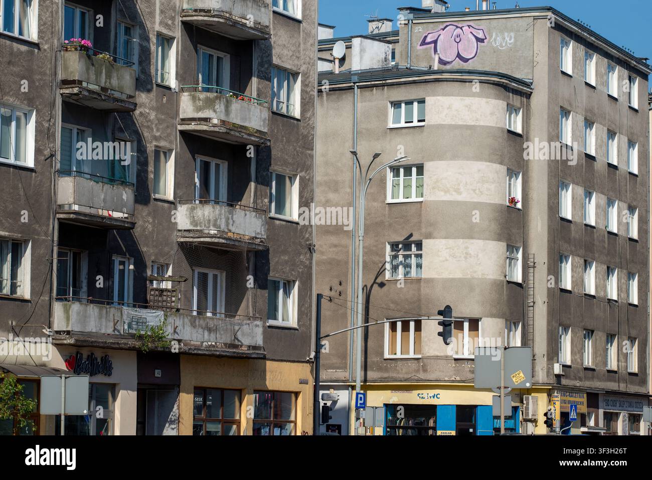 Une maison de rapport de l'entre-deux-guerres dans le développement de façade du quartier Działki Leśne à Gdynia. Banque D'Images