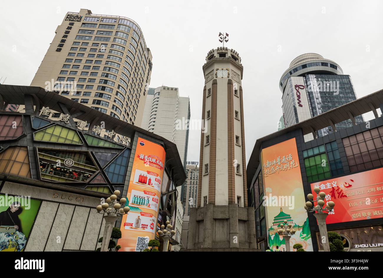 Chongqing, Chine – 11 juin 2026 – Se dressant fièrement comme un témoignage de l’histoire au milieu d’une mer de verre et d’acier modernes, l’emblématique Monument de la Libération à Chongqing Banque D'Images