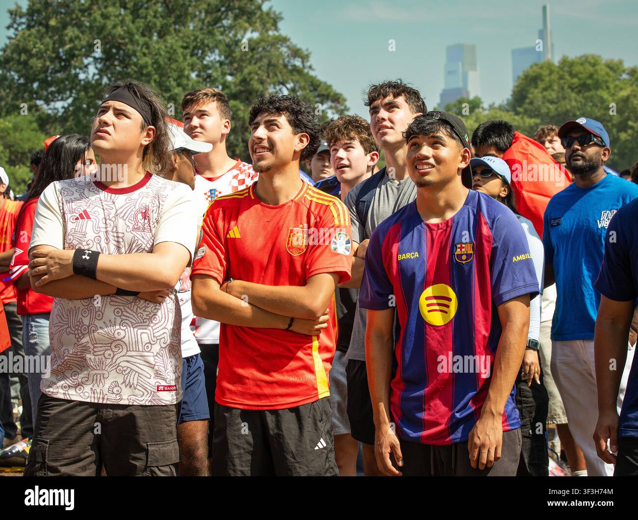 Groupe divers de fans de football regardant attentivement un match Banque D'Images