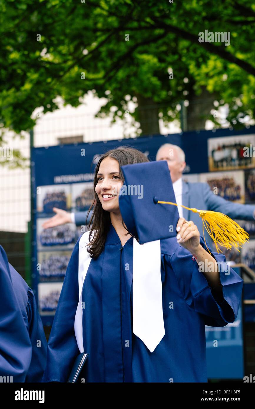 Une étudiante heureuse sourit lors de la cérémonie de remise des diplômes Banque D'Images