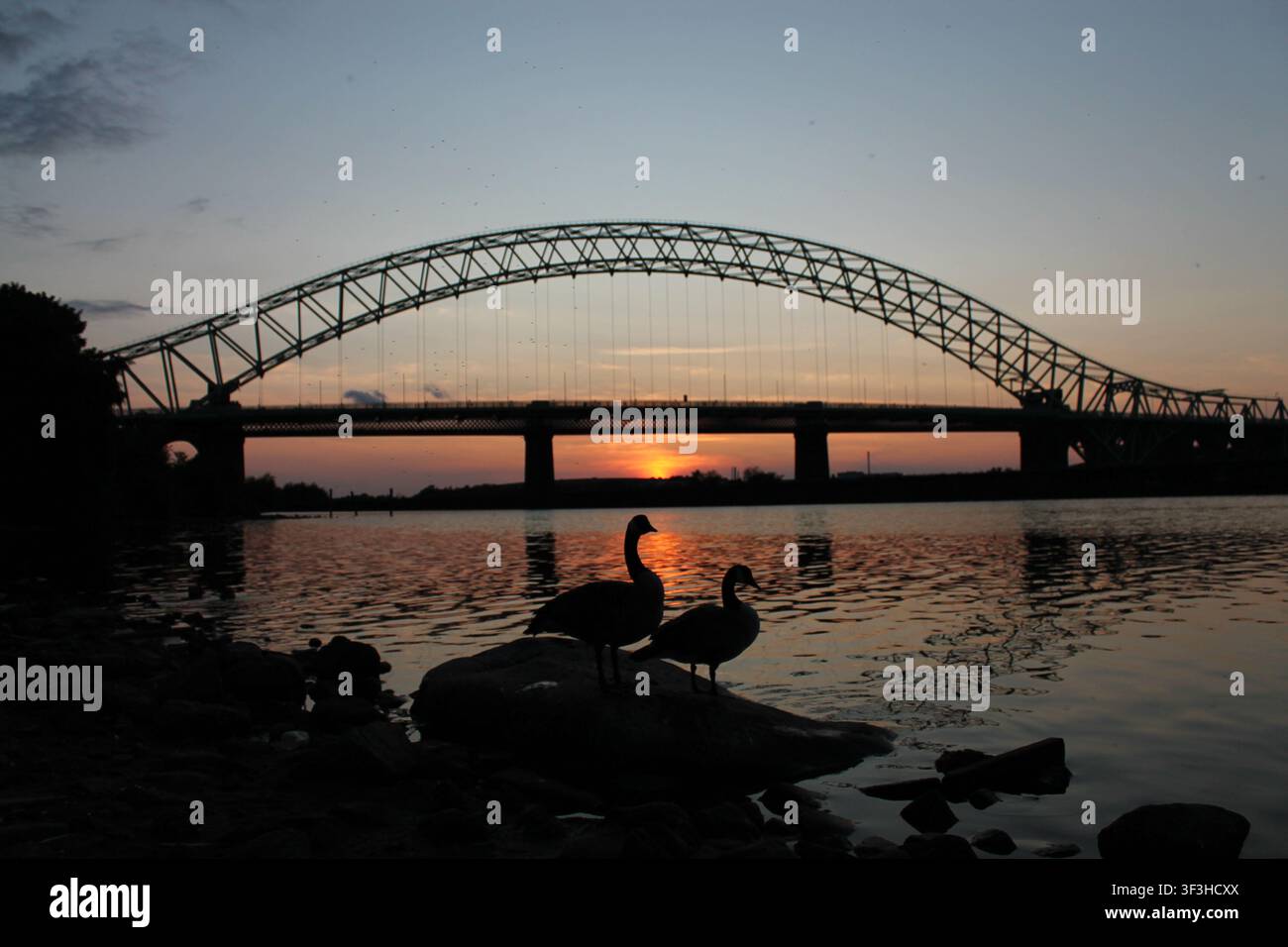 Pont du Jubilé de Runcorn au coucher du soleil Banque D'Images