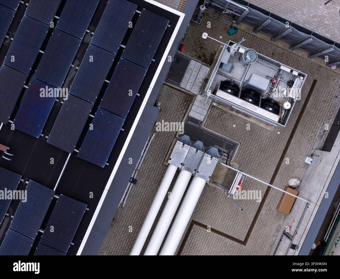 Vue aérienne d'une station de ravitaillement en hydrogène moderne : Infrastructure énergétique verte pour les villes intelligentes et les transports urbains durables Banque D'Images