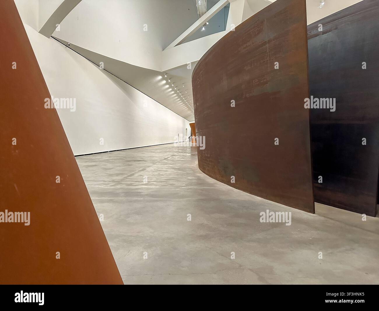 Une vue d'ensemble de la galerie intérieure du Guggenheim Museum Bilbao, présentant une sculpture massive en acier patiné incurvée de Richard Serra, The Matt Banque D'Images