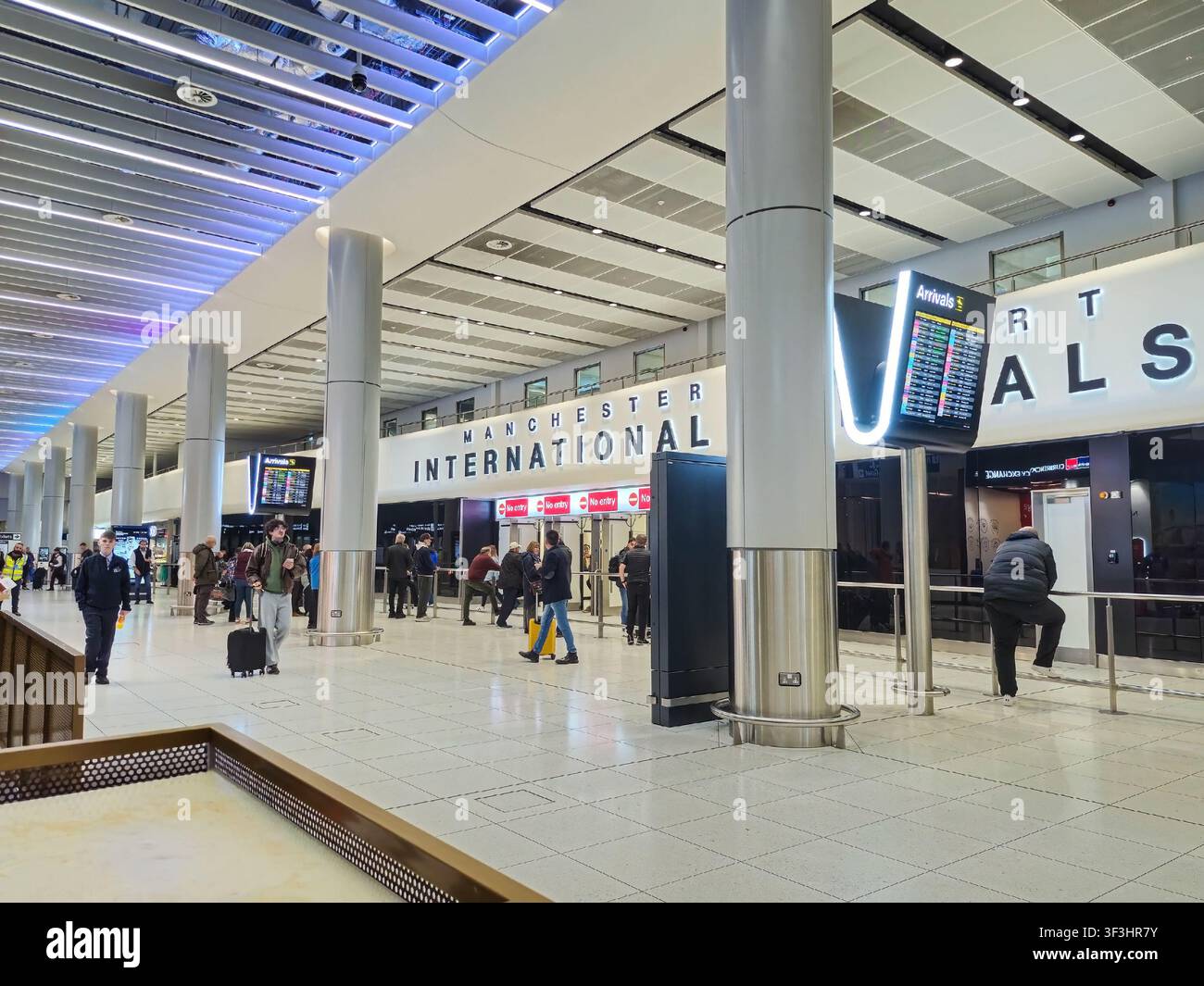 Dans le terminal 2 du hall des arrivées internationales de l’aéroport de Manchester, Manchester, Angleterre, Royaume-Uni Banque D'Images