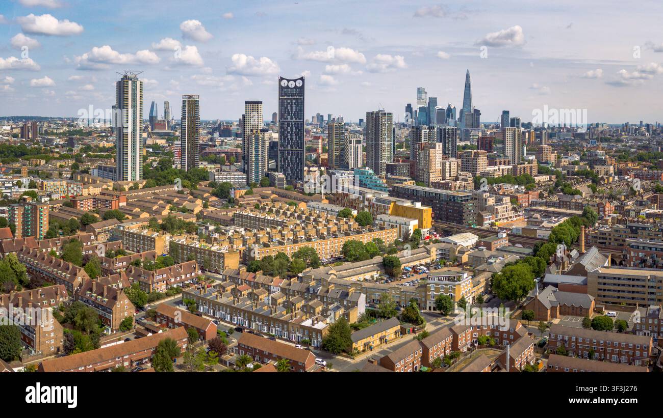LONDRES - 24 JUILLET 2026 : Elephant and Castle & Kennington – Vue aérienne des maisons en rangée du Sud de Londres avec The Shard et la ligne d'horizon de la City au loin. Banque D'Images