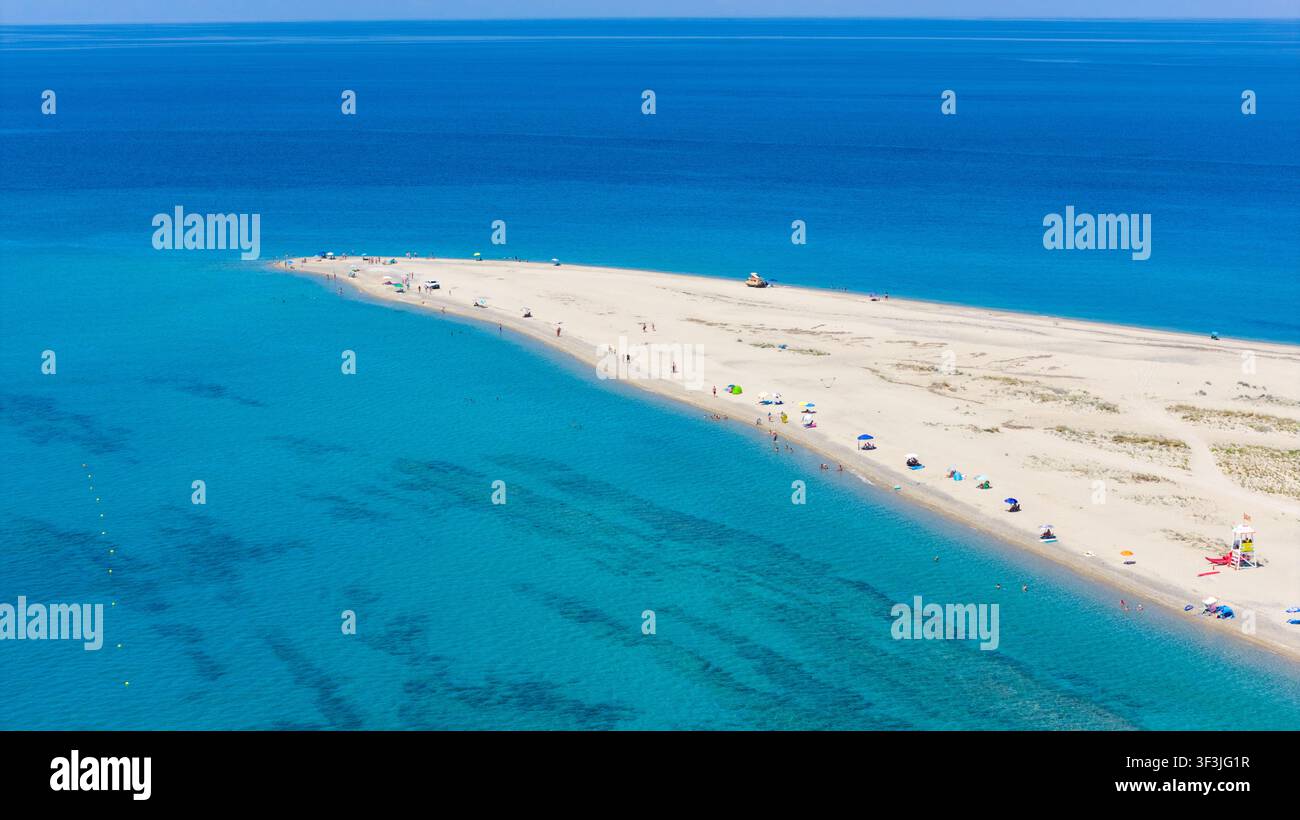 Plage de Possidi, Grèce 11 juillet 2026. Photo aérienne de la plage de Possidi en Grèce montrant des eaux turquoise et des parasols le long du rivage sablonneux en été Banque D'Images