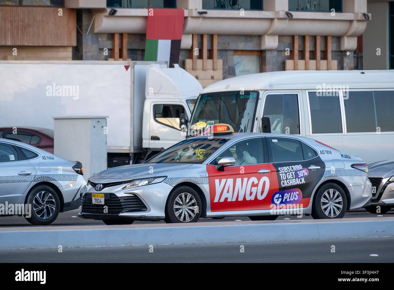 Abou Dabi, Émirats arabes unis - 6 janvier 2026 : Véhicule de taxi de marque Yango circulant dans une rue de la ville d'Abou Dabi, aux Émirats arabes unis. Banque D'Images