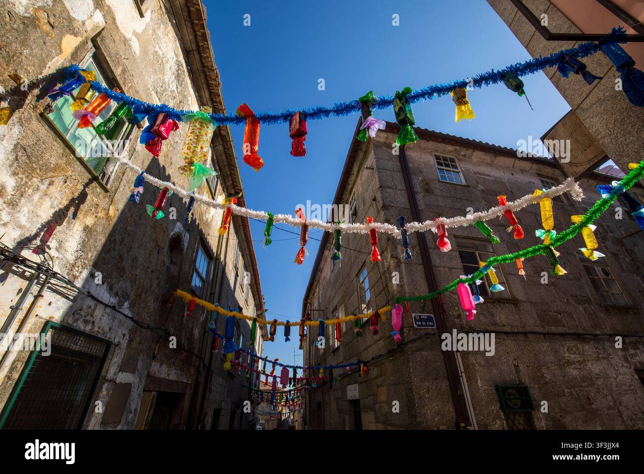 Le centre historique de Guarda, au Portugal, décoré pour les festivités estivales Banque D'Images