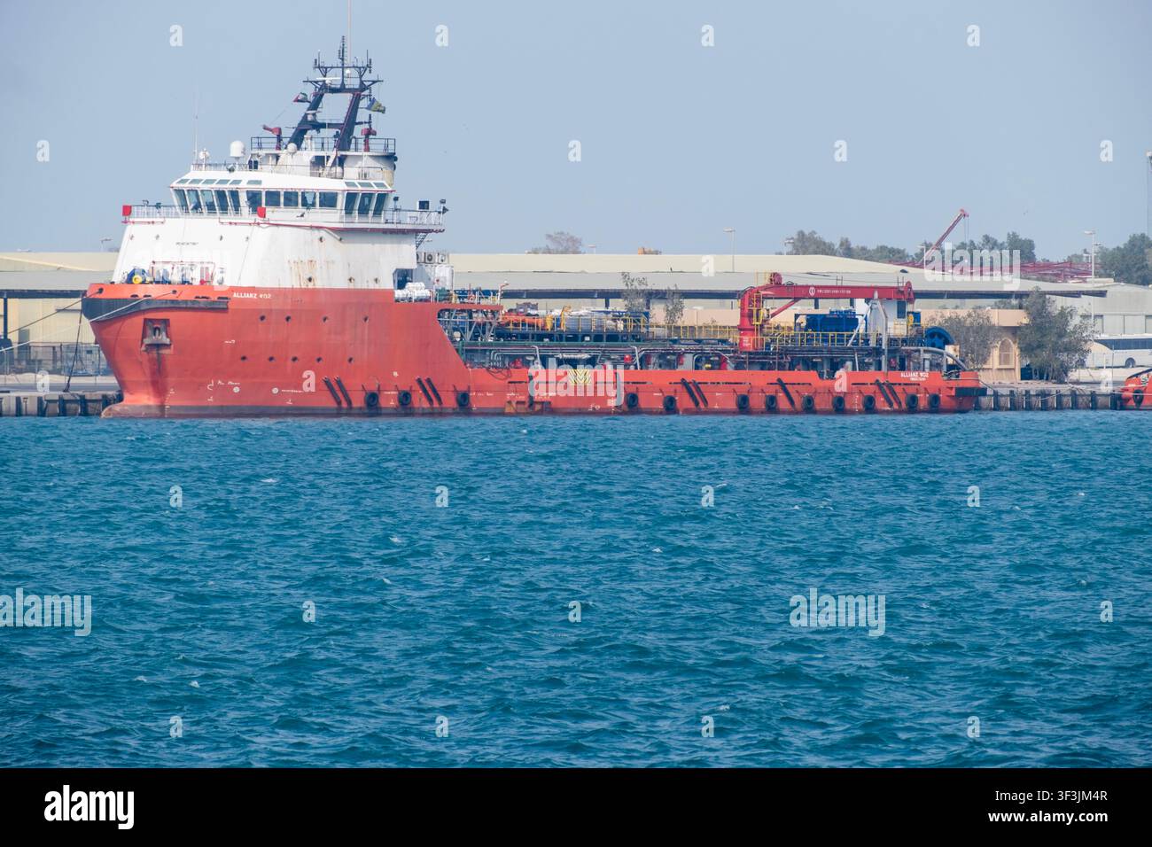 grand bateau rouge dans la mer du Golfe Banque D'Images