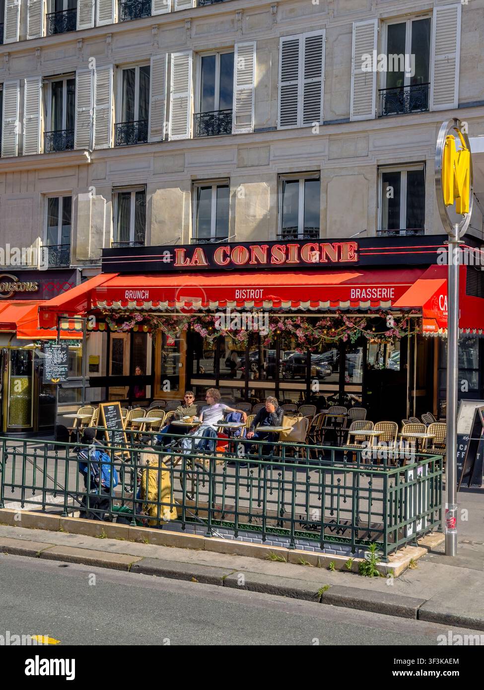 Des gens assis à l'extérieur de La Consigne, une brasserie et restaurant français sur le Boulevard du Montparnasse, Paris, France Banque D'Images