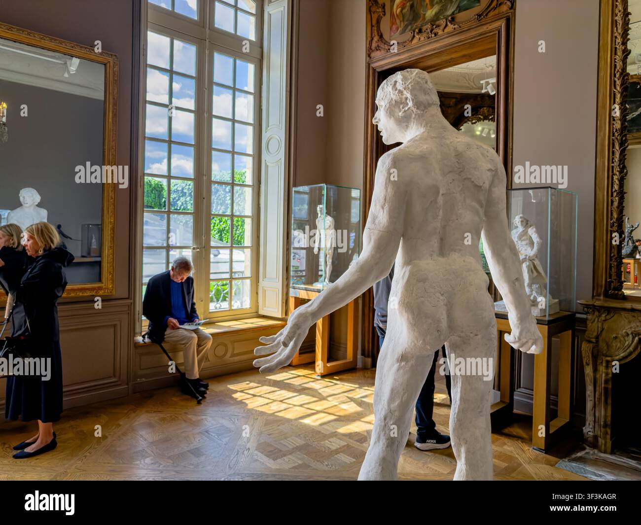 Un couple dans une salle du Musée Rodin, une collection de renommée mondiale d'œuvres d'Auguste Rodin dans le 7e arrondissement de Paris, France Banque D'Images