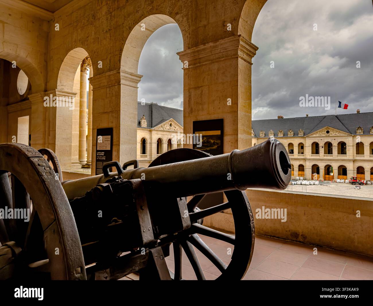 Un canon militaire exposé dans une annexe au-dessus de la cour (Cour d'Honneur) du Musée de l'Armée à l'Hôtel National des Invalides à Paris, France Banque D'Images