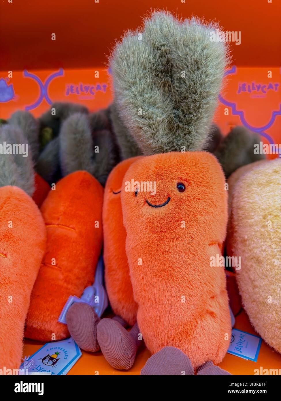 Close up d'un jouet en peluche Jellycat en forme de carotte amuseable exposé dans un grand magasin à Paris, France Banque D'Images
