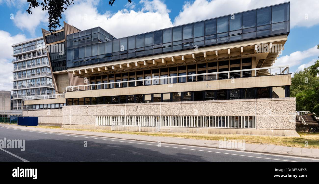 Bâtiment Denys Wilkinson, Oxford ; conçu par Philip Dowson chez Arup en 1967 ; abritant les sous-départements d'astrophysique et de physique des particules Banque D'Images