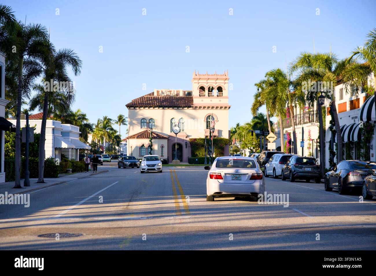 Avenue des Magasins Worth avec tour d'horloge emblématique Palm Beach Floride 1er janvier 2026 Banque D'Images