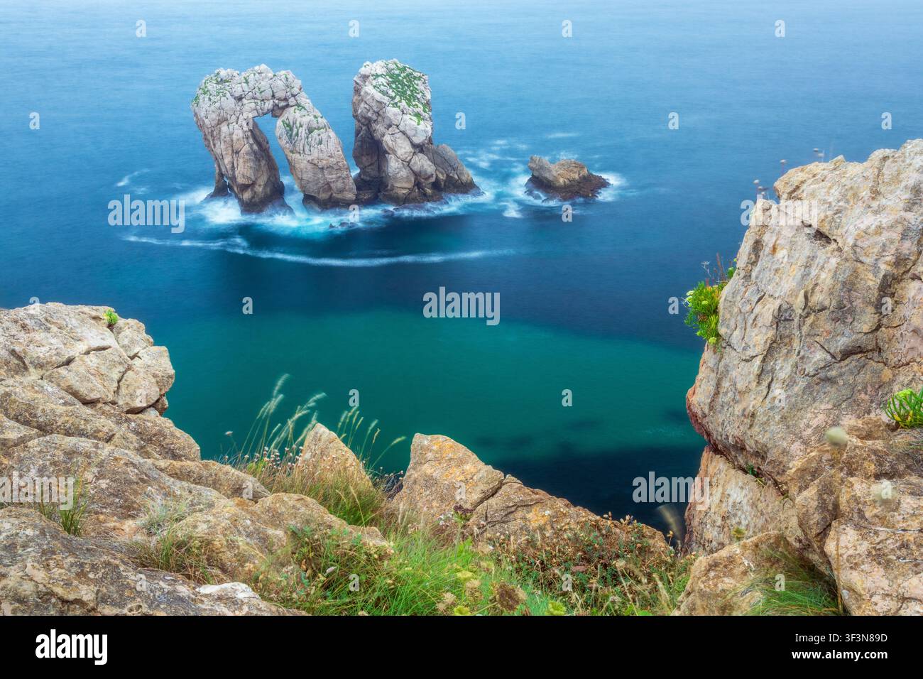 Paysage côtier de Costa Quebrada à Liencres, Cantabrie, Espagne, mettant en vedette la formation rocheuse Urro del Manzano. Banque D'Images