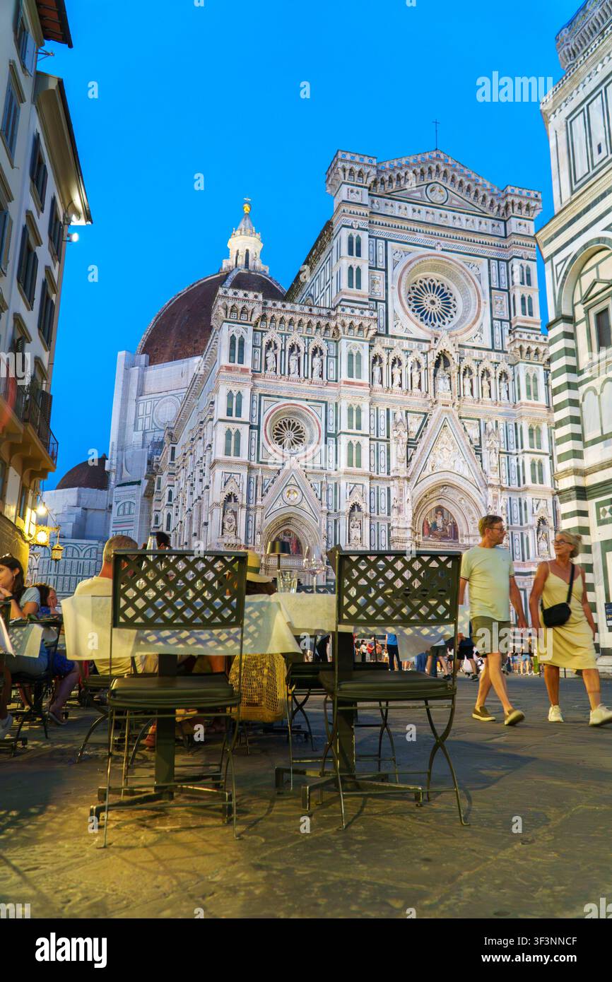 Florence, Toscane, Italie. 28 mai 2026. – Des gens dînant en plein air au coucher du soleil à Florence, en Italie, avec la magnifique cathédrale historique du Duomo illuminée Banque D'Images