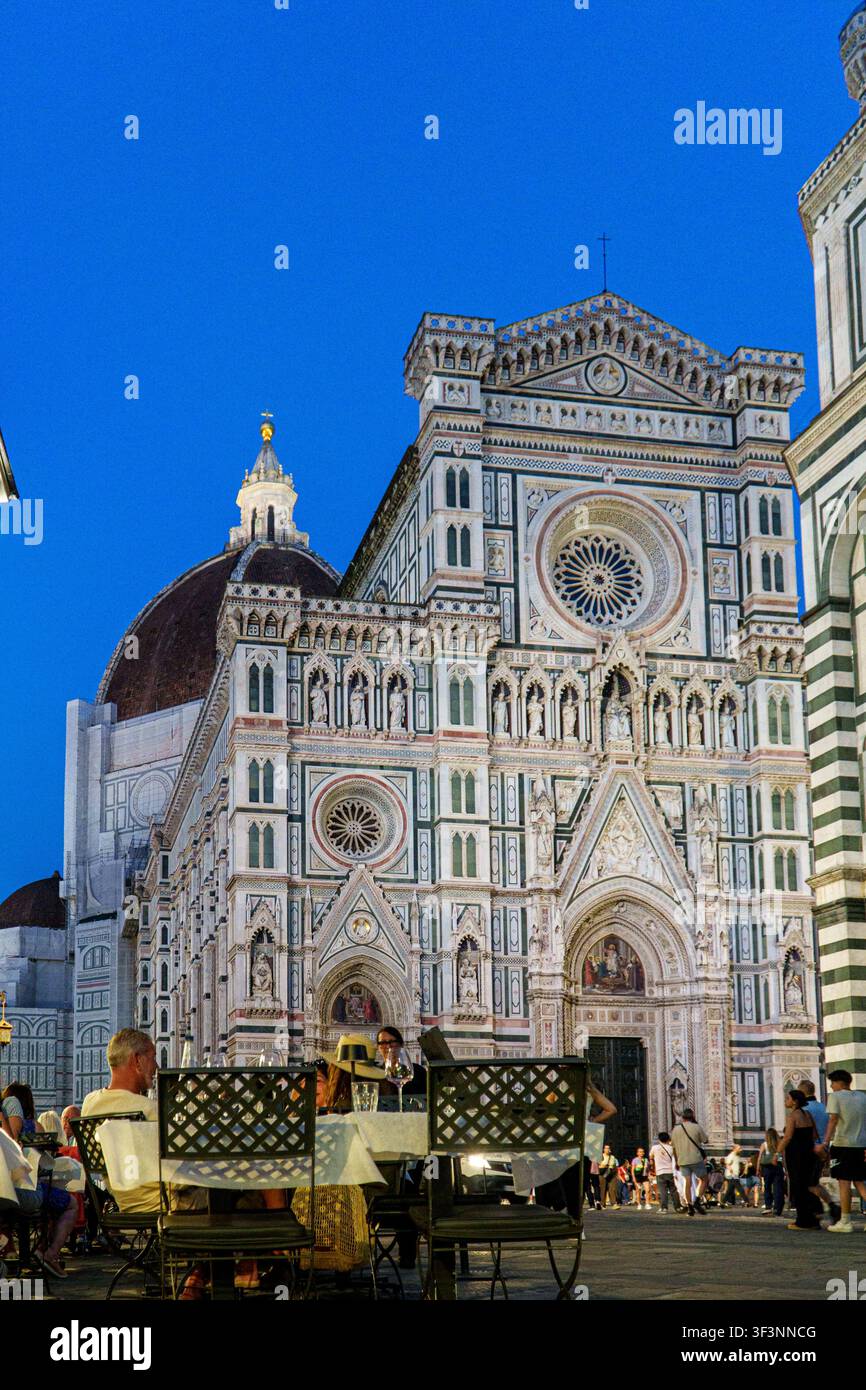 Florence, Toscane, Italie. 28 mai 2026. - Des touristes dînent en plein air sous le ciel du crépuscule à côté de la cathédrale historique et majestueuse de Florence en Italie. Banque D'Images