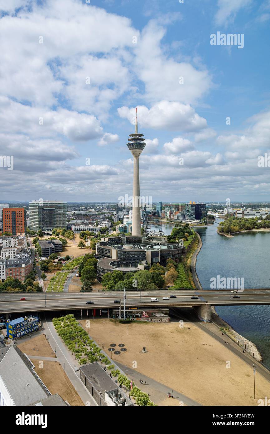 24.07.2026. Düsseldorf. Vue de la ville de Düsseldorf, capitale du Land. (de gauche à droite) Préfecture de police, Porte de la ville, Tour du Rhin avec le Landtag de Rhénanie-du-Nord-Westphalie et le port médiatique. Banque D'Images