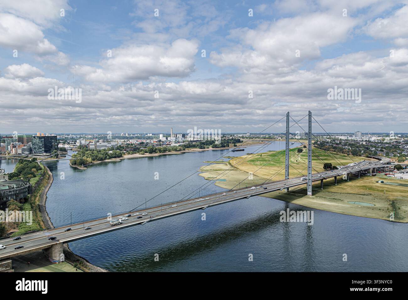24.07.2026. Düsseldorf. Vue de la ville de Düsseldorf, capitale du Land. Pont du Genou sur le Rhin. Banque D'Images