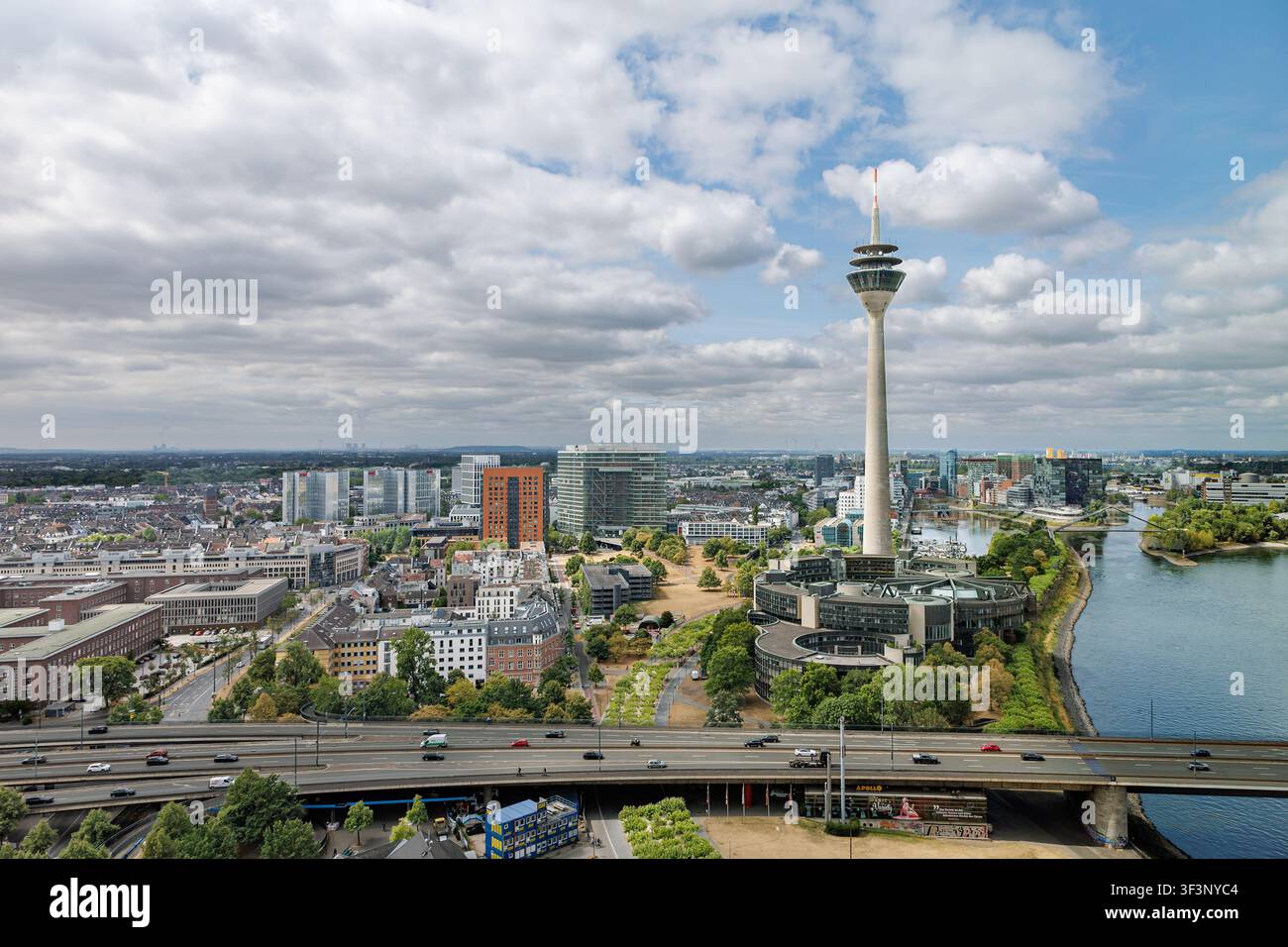 24.07.2026. Düsseldorf. Vue de la ville de Düsseldorf, capitale du Land. (de gauche à droite) Préfecture de police, Porte de la ville, Tour du Rhin avec le Landtag de Rhénanie-du-Nord-Westphalie et le port médiatique. Banque D'Images