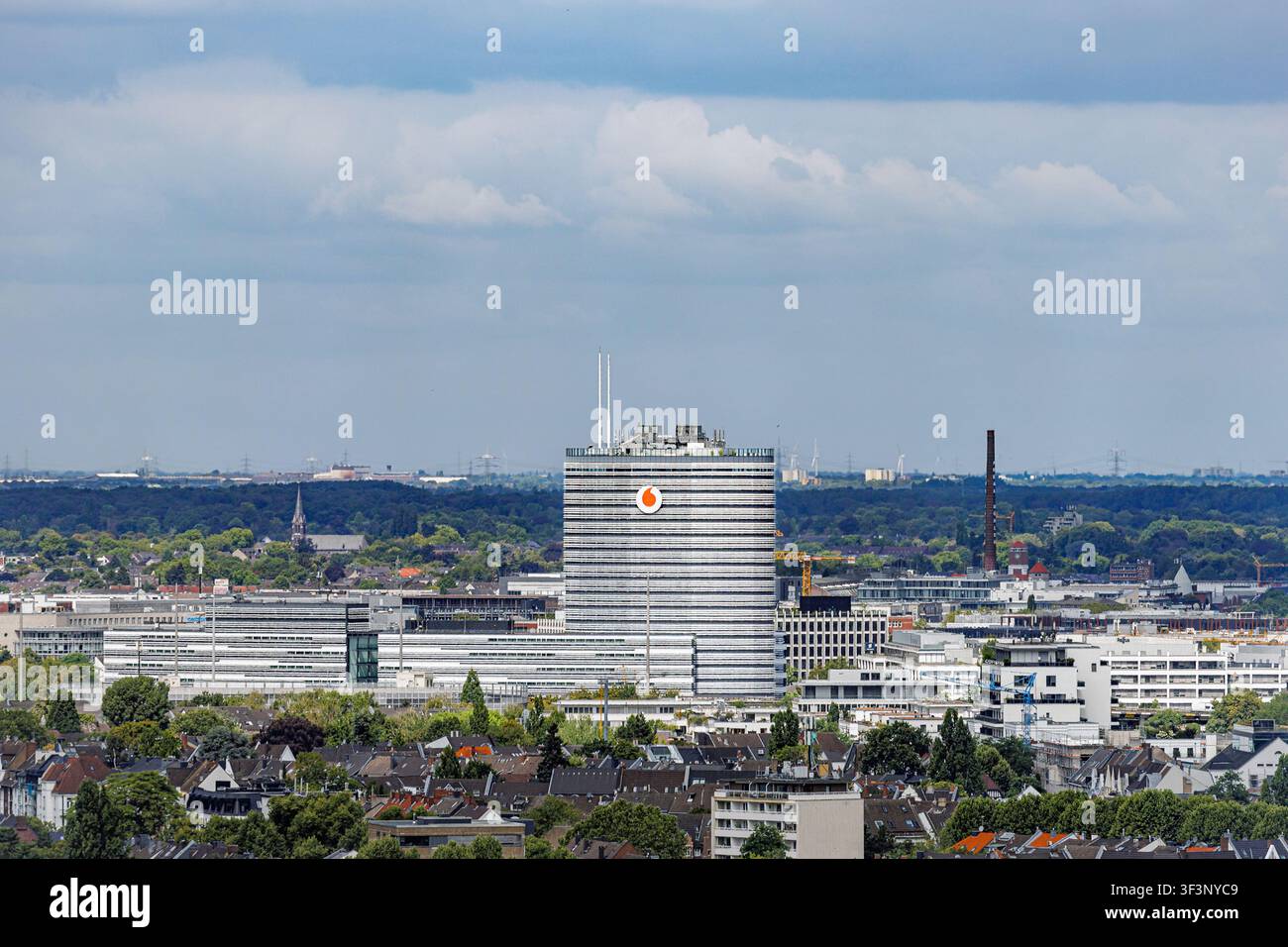 24.07.2026. Düsseldorf. Vue de la ville de Düsseldorf, capitale du Land. Siège de Vodafone Allemagne sur le campus moderne de Vodafone à Düsseldorf Banque D'Images