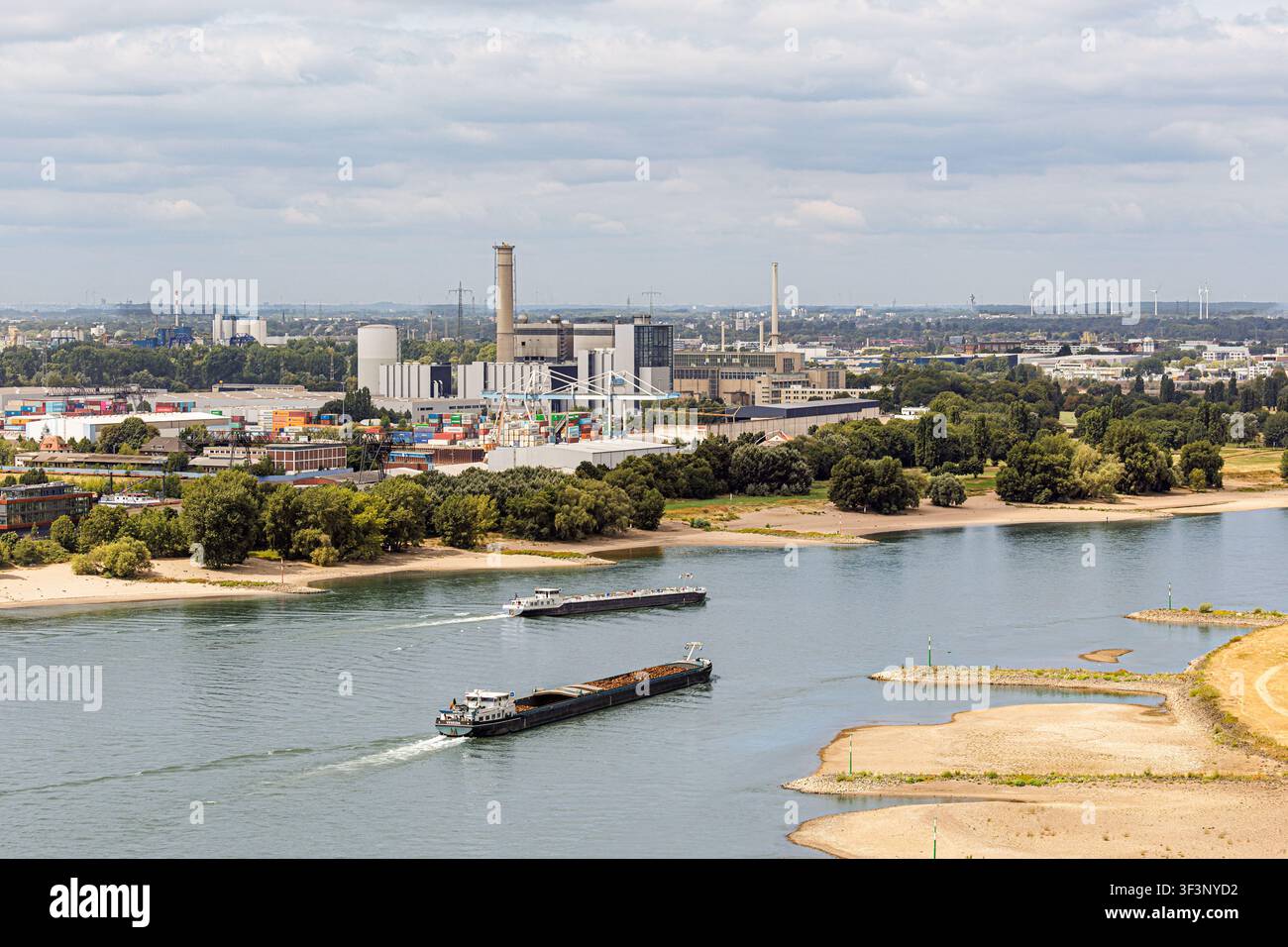 24.07.2026. Düsseldorf. Vue de la capitale régionale de Düsseldorf. La centrale thermique de Lausward est une centrale à gaz et à turbines à vapeur (centrale GuD Banque D'Images