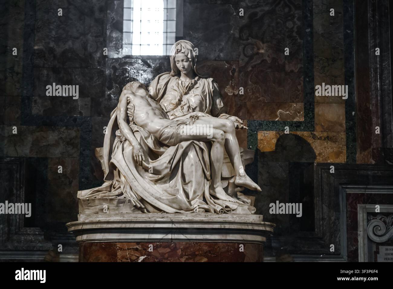 ROME, VATICAN - 9 MARS 2023 : C'est la sculpture Pietà (Michelangelo) dans la basilique Saint-Pierre. Banque D'Images