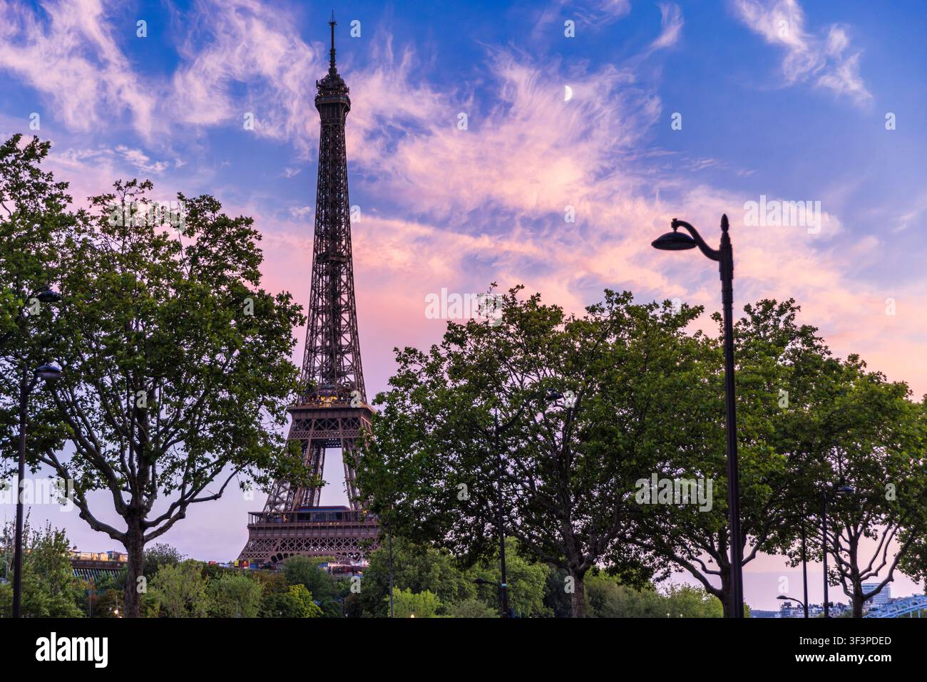 Vue romantique de la tour Eiffel à Paris au ciel crépusculaire du soir Banque D'Images